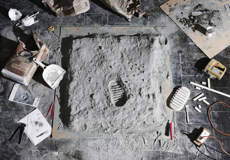 Illustration for article titled The most iconic photos in history recreated as detailed miniatures